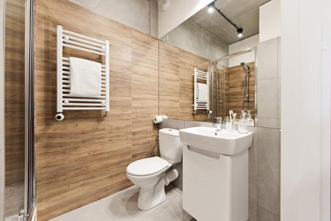 Shed Living Krakow Aparthotel Ngoại thất bức ảnh